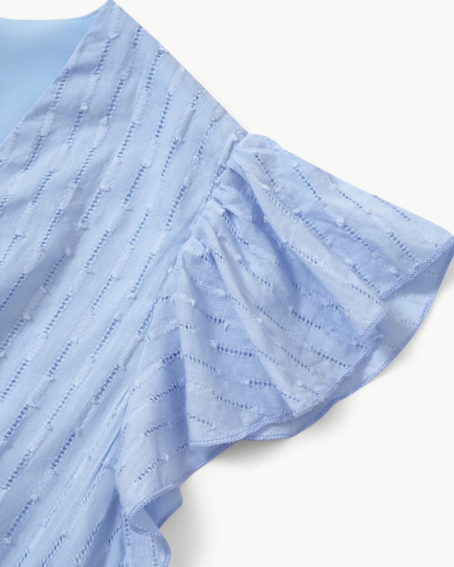 Lara™ | Kjole med V-hals og volanger på ermene