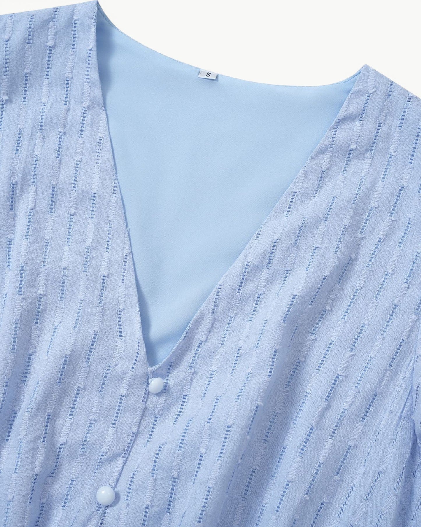 Lara™ | Kjole med V-hals og volanger på ermene